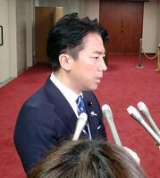 　記者団の取材に応じる小泉農相