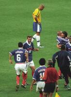 　Ｗ杯フランス大会決勝の試合終了間際、ジダン（左）がチーム３点目のゴールを決める＝１９８７年（共同）