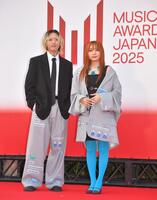 　「ＭＵＳＩＣ　ＡＷＡＲＤＳ　ＪＡＰＡＮ　２０２５」授賞式のレッドカーペットを歩くＹＯＡＳＯＢＩ＝ロームシアター京都（撮影・出月俊成）