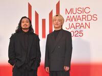 　「ＭＵＳＩＣ　ＡＷＡＲＤＳ　ＪＡＰＡＮ　２０２５」授賞式のレッドカーペットを歩くＣｒｅｅｐｙ　Ｎｕｔｓ＝ロームシアター京都（撮影・出月俊成）