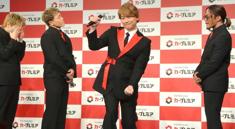 　ジェスチャーゲームを行う香取慎吾（中央）