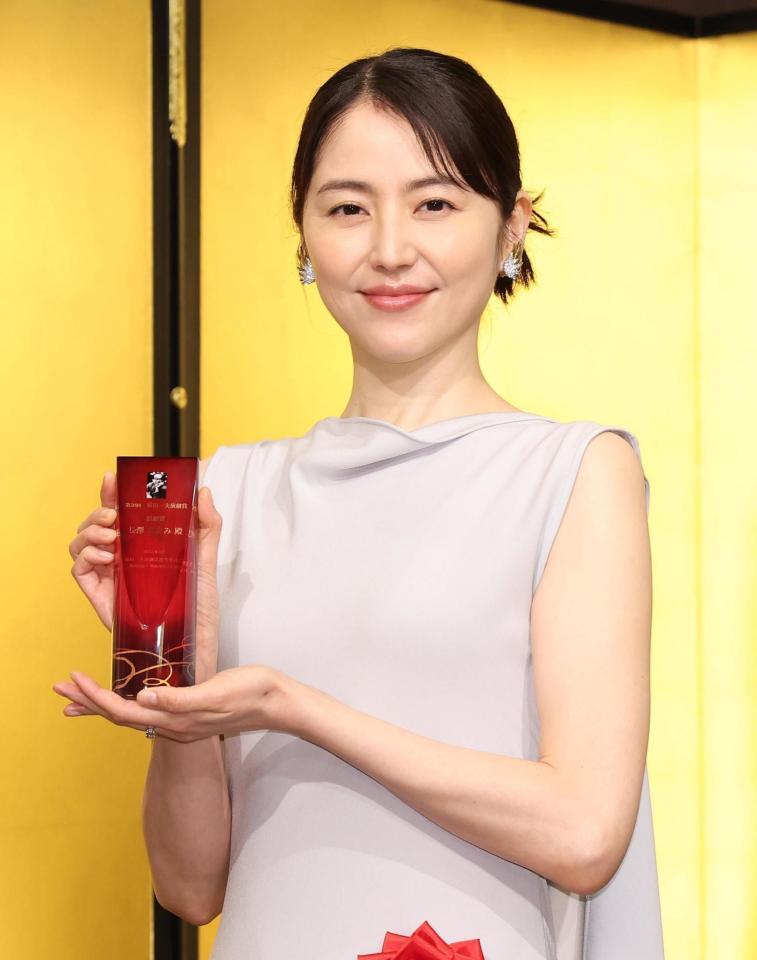 　演劇賞を受賞した長澤まさみ（撮影・佐々木彰尚）