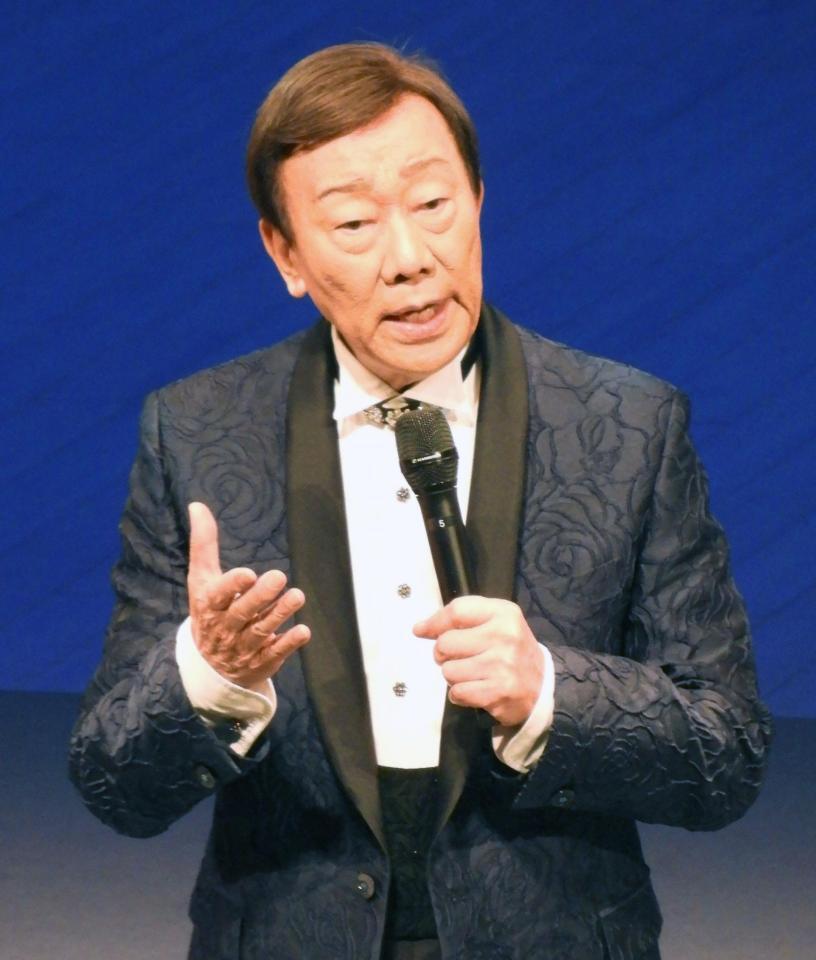 　アルツハイマー型認知症公表後初のステージで歌声を響かせた橋幸夫