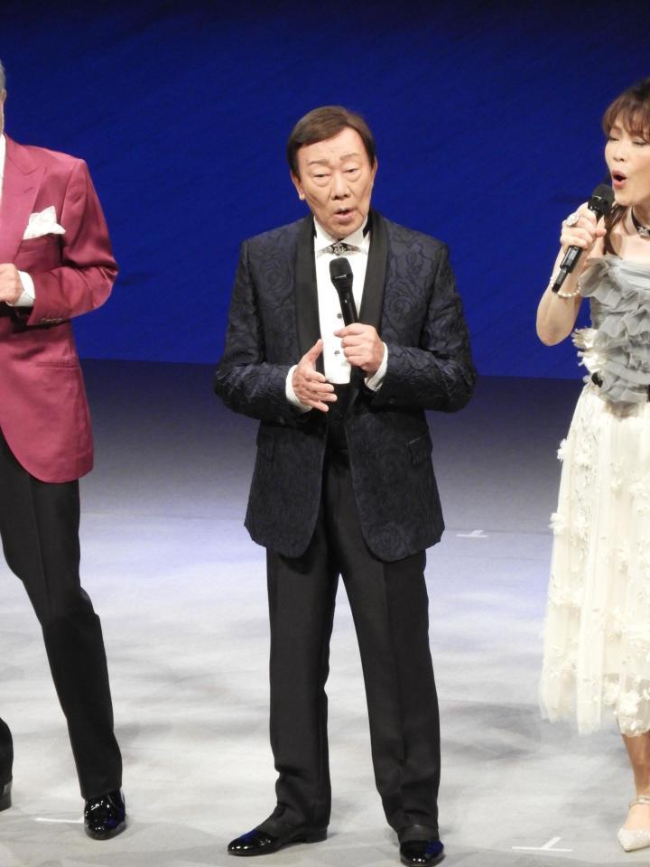 　出演者全員で歌声を響かせた橋幸夫