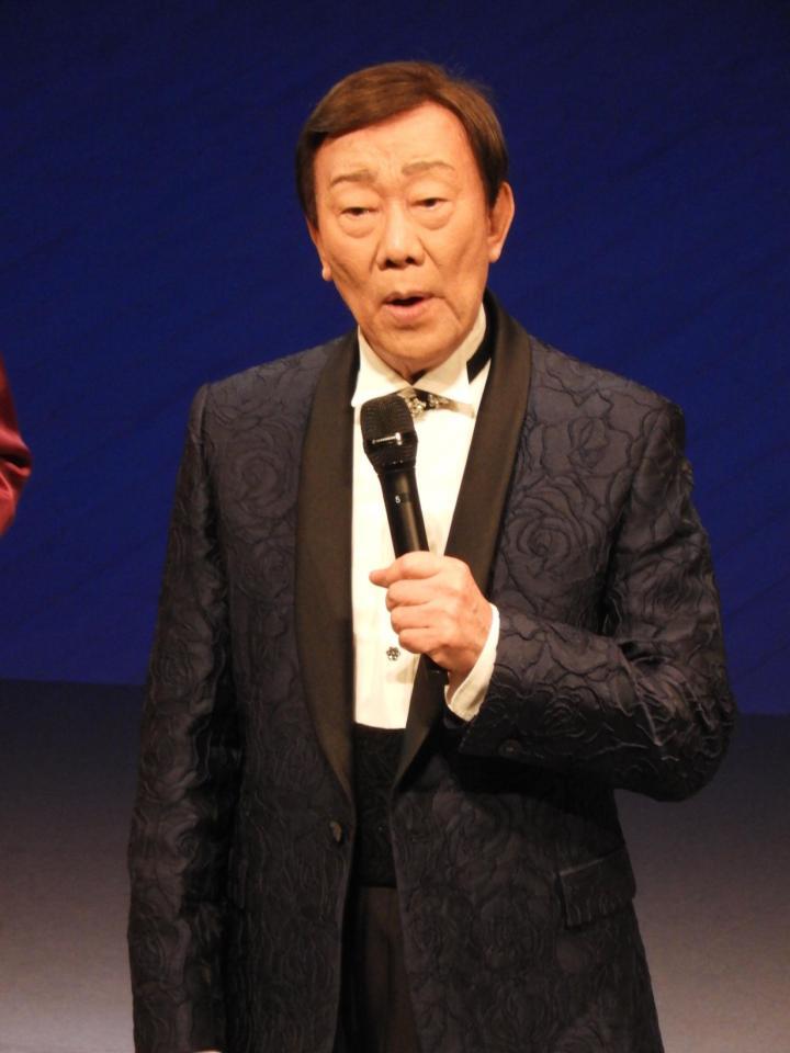 　アルツハイマー型認知症公表後初のステージで歌声を響かせた橋幸夫
