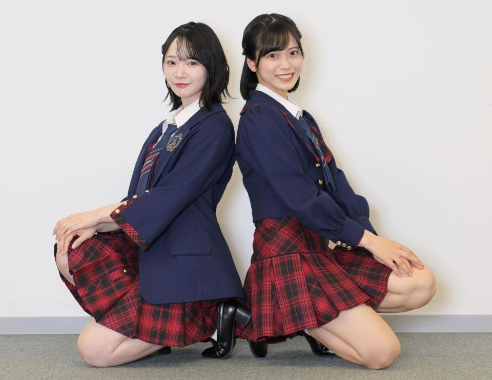 　笑顔でポーズをとるＡＫＢ４８・成田香姫奈（左）と新井彩永（撮影・棚橋慶太）