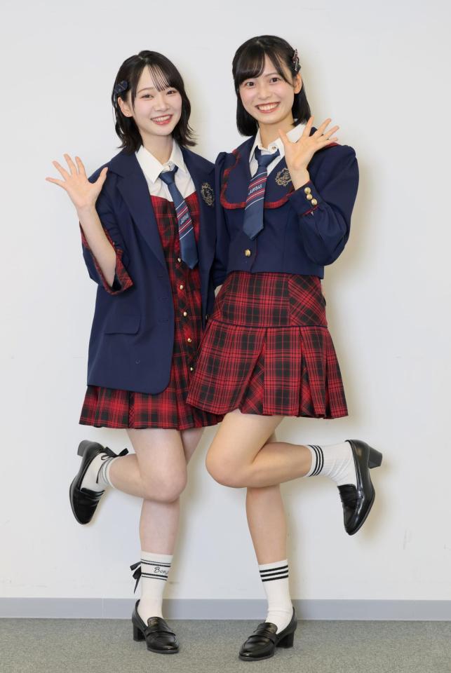 　笑顔でポーズをとるＡＫＢ４８・成田香姫奈（左）と新井彩永（撮影・棚橋慶太）