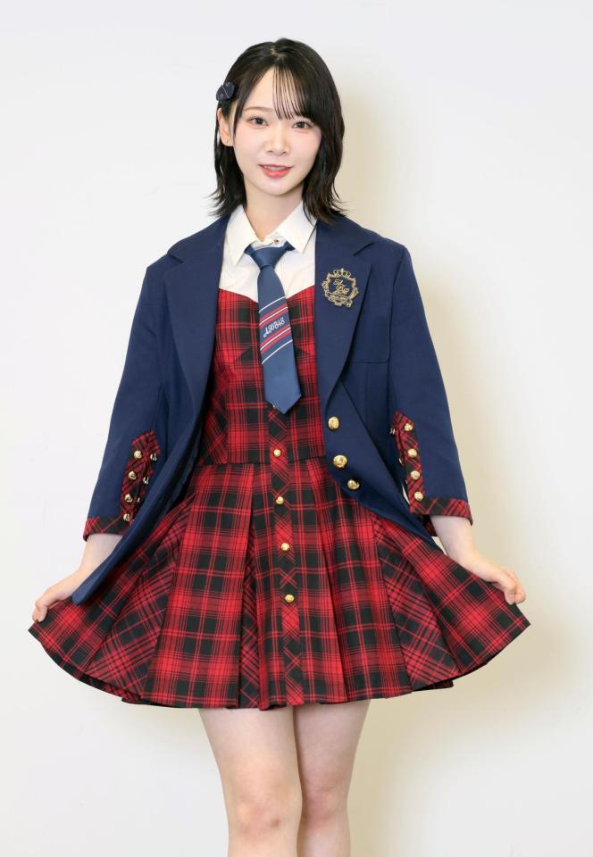 　笑顔でポーズをとるＡＫＢ４８・成田香姫奈（撮影・棚橋慶太）