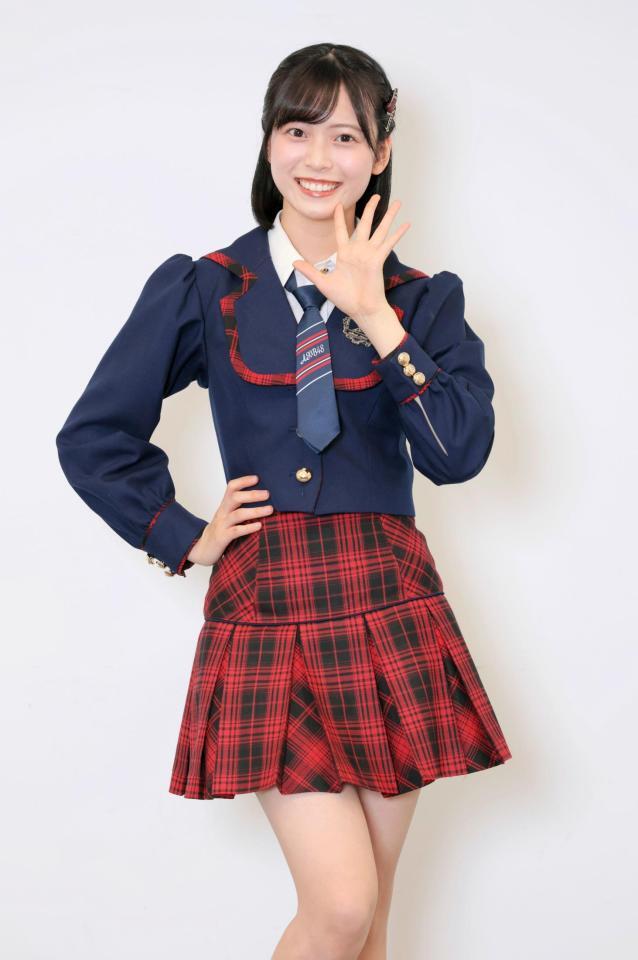 　笑顔でポーズをとるＡＫＢ４８・新井彩永（撮影・棚橋慶太）