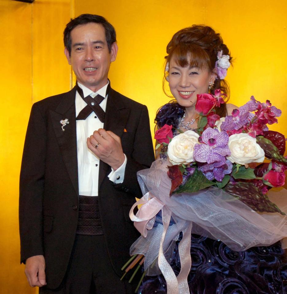 　笑顔で智恵子夫人（右）との結婚を報告する小倉一郎＝２００６年