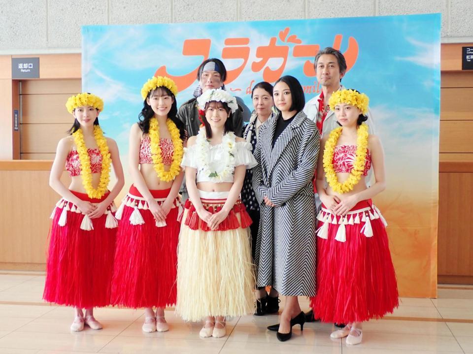 　（前列左から）菅原りこ、中村里帆、丹生明里、映梨那、木﨑ゆりあ、（後列左から）細貝圭、有森也実、神尾佑