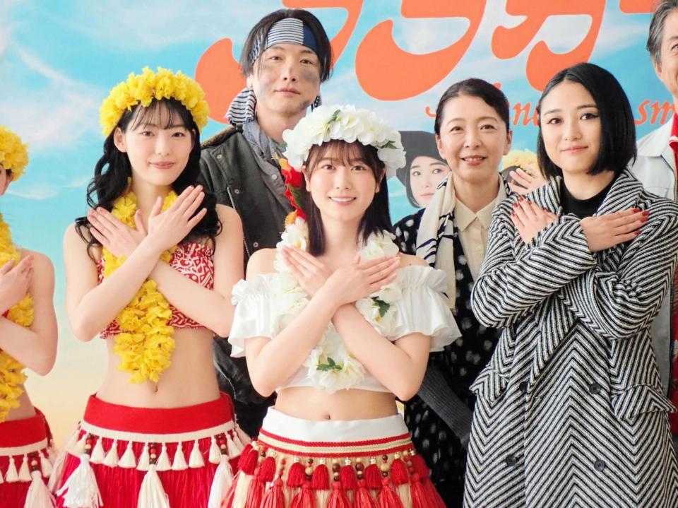 　舞台「フラガール」の開幕直前取材を行った（前列左から）中村里帆、丹生明里、映梨那（後列左から）細貝圭、有森也実