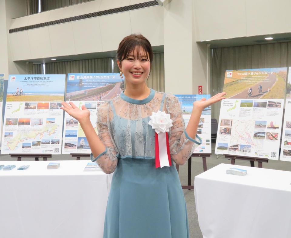 ナショナルサイクルルートをＰＲする稲村亜美