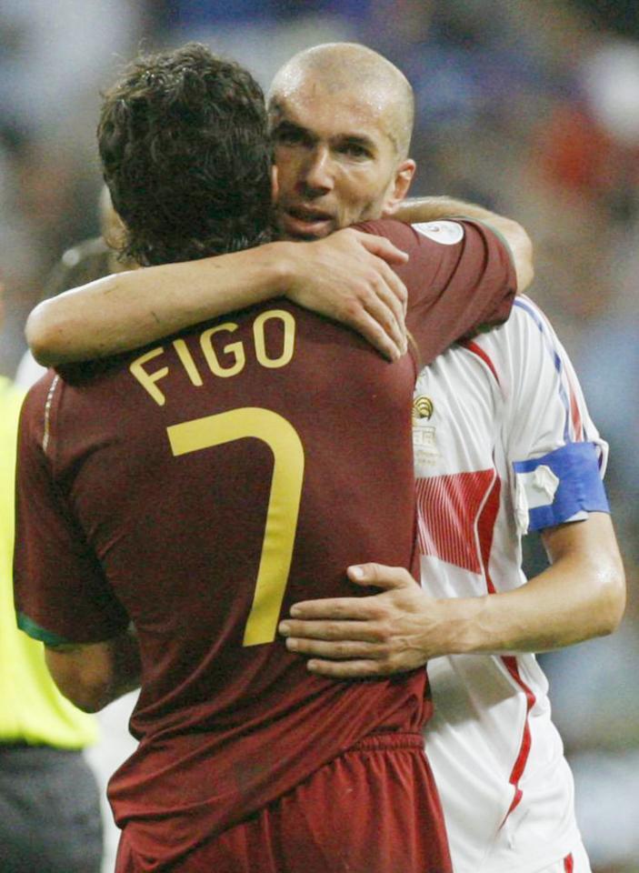 　健闘をたたえて抱き合うフランスのジダンとポルトガルのフィーゴ＝２００６年（共同）