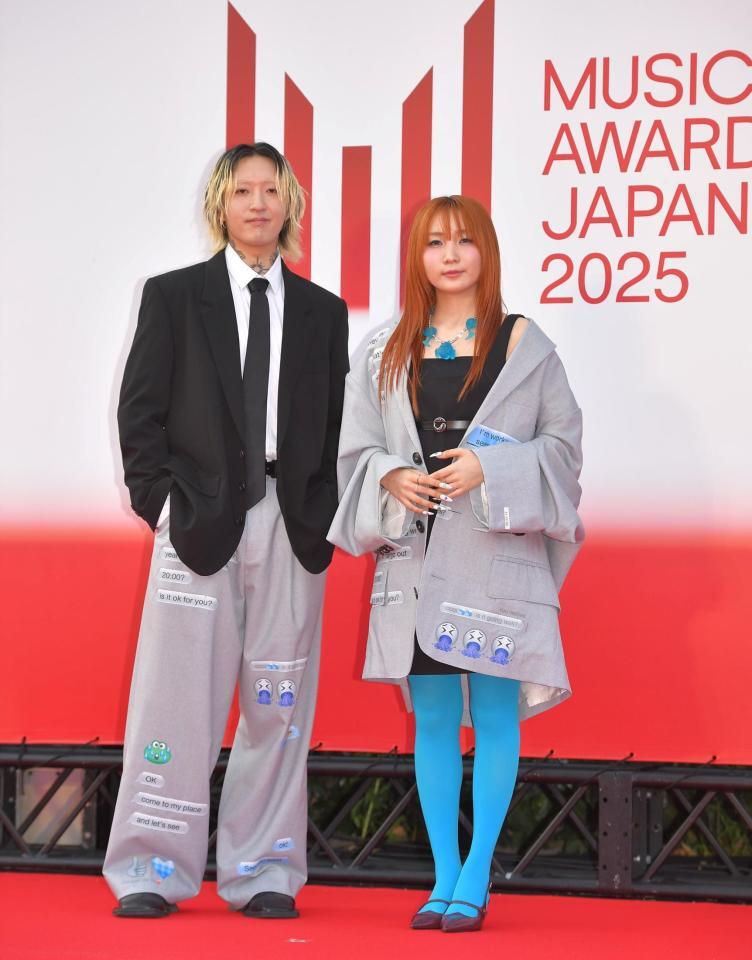 　「ＭＵＳＩＣ　ＡＷＡＲＤＳ　ＪＡＰＡＮ　２０２５」授賞式のレッドカーペットを歩くＹＯＡＳＯＢＩ＝ロームシアター京都（撮影・出月俊成）