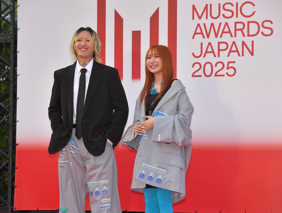　「ＭＵＳＩＣ　ＡＷＡＲＤＳ　ＪＡＰＡＮ　２０２５」授賞式のレッドカーペットを歩くＹＯＡＳＯＢＩ＝ロームシアター京都（撮影・出月俊成）
