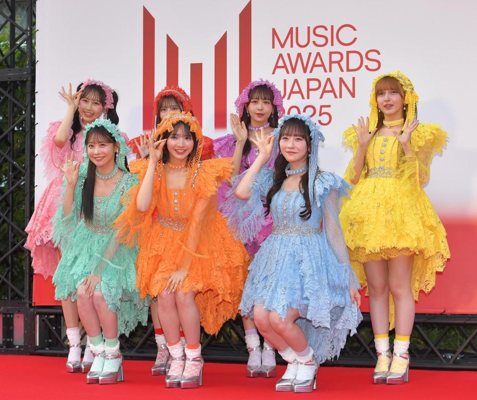 　「ＭＵＳＩＣ　ＡＷＡＲＤＳ　ＪＡＰＡＮ　２０２５」授賞式のレッドカーペットを歩くＦＲＵＩＴＳ　ＺＩＰＰＥＲ＝ロームシアター京都（撮影・出月俊成）