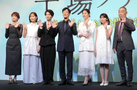 　手を振る（左から）吉瀬美智子、中村ゆり、坂元愛登、堺雅人、井川遥、一色香澄、でんでん（撮影・吉澤敬太）