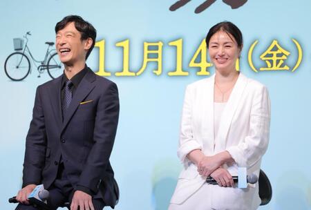 　笑顔を見せる堺雅人（左）と井川遥＝ザ・プリンスパークタワー東京（撮影・吉澤敬太） 