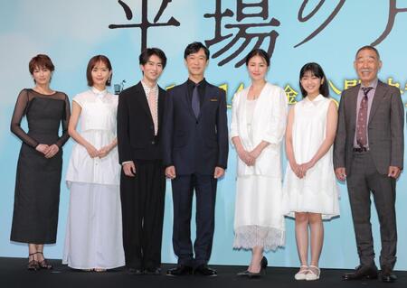 　ほほ笑む（左から）吉瀬美智子、中村ゆり、坂元愛登、堺雅人、井川遥、一色香澄、でんでん（撮影・吉澤敬太）