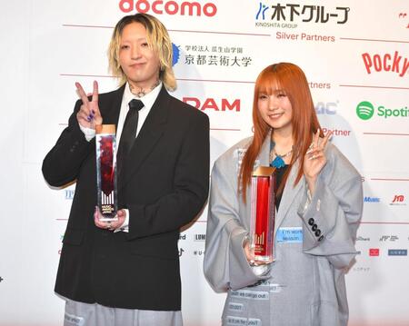 トロフィーを手に笑顔を見せるＹＯＡＳＯＢＩのＡｙａｓｅ（左）とｉｋｕｒａ＝ロームシアター京都（撮影・出月俊成）