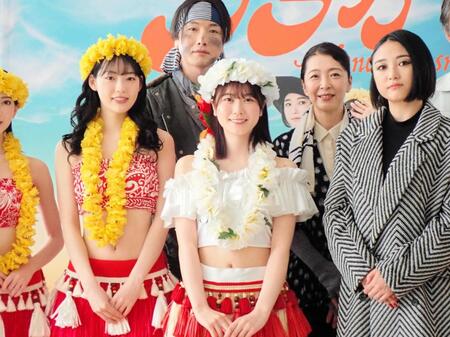 　舞台「フラガール」の開幕直前取材を行った（前列左から）中村里帆、丹生明里、映梨那（後列左から）細貝圭、有森也実