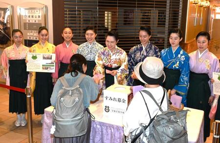 　募金を呼びかける林心優さん（中央）ら（撮影・高部洋祐）