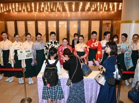 　募金を呼びかける宝塚音楽学校の生徒ら（撮影・高部洋祐）