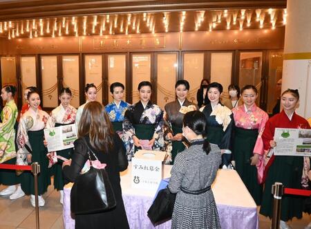 　募金を呼びかける宝塚音楽学校の生徒ら（撮影・高部洋祐）