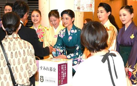 　募金を呼びかける小寺環菜さん（中央）ら（撮影・高部洋祐）