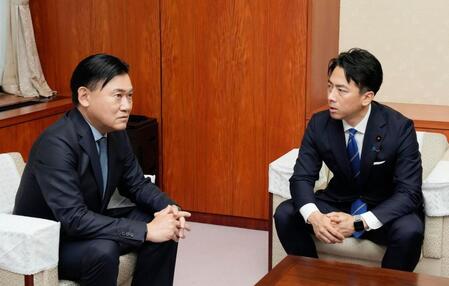 　楽天グループの三木谷浩史会長兼社長（左）と面会する小泉農相