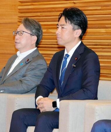 　閣議に臨む小泉農相（右）