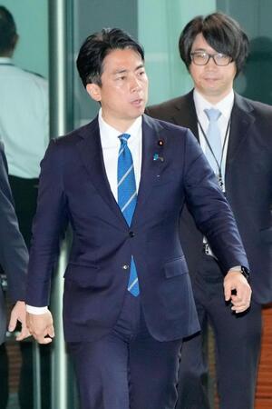　首相官邸に入る小泉農相