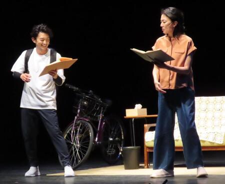 　ゲネプロに出演した板谷由夏（右）と津田健次郎