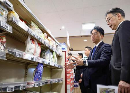 スーパーのコメ売り場を視察する小泉農相（右から２人目）＝代表撮影