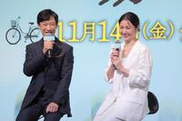 　笑顔で撮影を振り返る堺雅人（左）と井川遥（撮影・吉澤敬太）