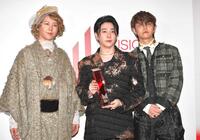 　トロフィーを手にするＭｒｓ．　ＧＲＥＥＮ　ＡＰＰＬＥの（左から）藤澤涼架、大森元貴、若井滉斗（撮影・出月俊成）