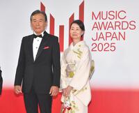 　「ＭＵＳＩＣ　ＡＷＡＲＤＳ　ＪＡＰＡＮ　２０２５」授賞式のレッドカーペットを歩く都倉俊一文化庁長官（左）＝ロームシアター京都（撮影・出月俊成）
