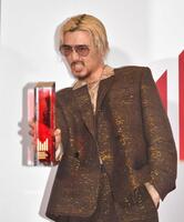 トロフィーをカメラに見せる藤井風＝ロームシアター京都（撮影・出月俊成）