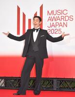 　「ＭＵＳＩＣ　ＡＷＡＲＤＳ　ＪＡＰＡＮ　２０２５」授賞式のレッドカーペットを歩く菅田将暉＝ロームシアター京都（撮影・出月俊成）