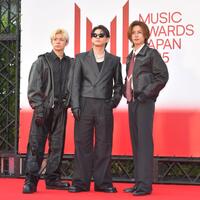 　「ＭＵＳＩＣ　ＡＷＡＲＤＳ　ＪＡＰＡＮ　２０２５」授賞式のレッドカーペットを歩くＮｕｍｂｅｒ＿ｉ＝ロームシアター京都（撮影・出月俊成）
