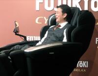 　マッサージチェアを体験する唐沢寿明＝都内
