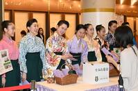 　募金を呼びかける林心優さん（左から３人目）ら（撮影・高部洋祐）