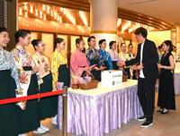 　募金する（右から）亀井京子アナウンサー、林昌範氏。左から２人目は長女の林心優さん（撮影・高部洋祐）