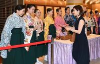 　募金を行った母・亀井京子アナウンサー（右）と視線を合わせる林心優さん（左から２人目）＝撮影・高部洋祐