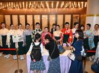 　募金を呼びかける宝塚音楽学校の生徒ら（撮影・高部洋祐）