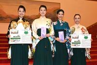 　募金活動を終え、記念写真に納まる（左から）赤井七海さん、宮﨑穂さん、小寺環菜さん、吉武歩花さん（撮影・高部洋祐）