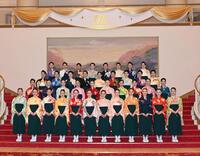 　募金活動を行った宝塚音楽学校の本科生ら（撮影・高部洋祐）