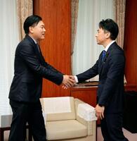 　楽天グループの三木谷浩史会長兼社長（左）と面会する小泉農相