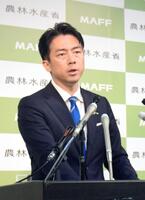 　閣議後の記者会見で、備蓄米の放出について述べる小泉農相